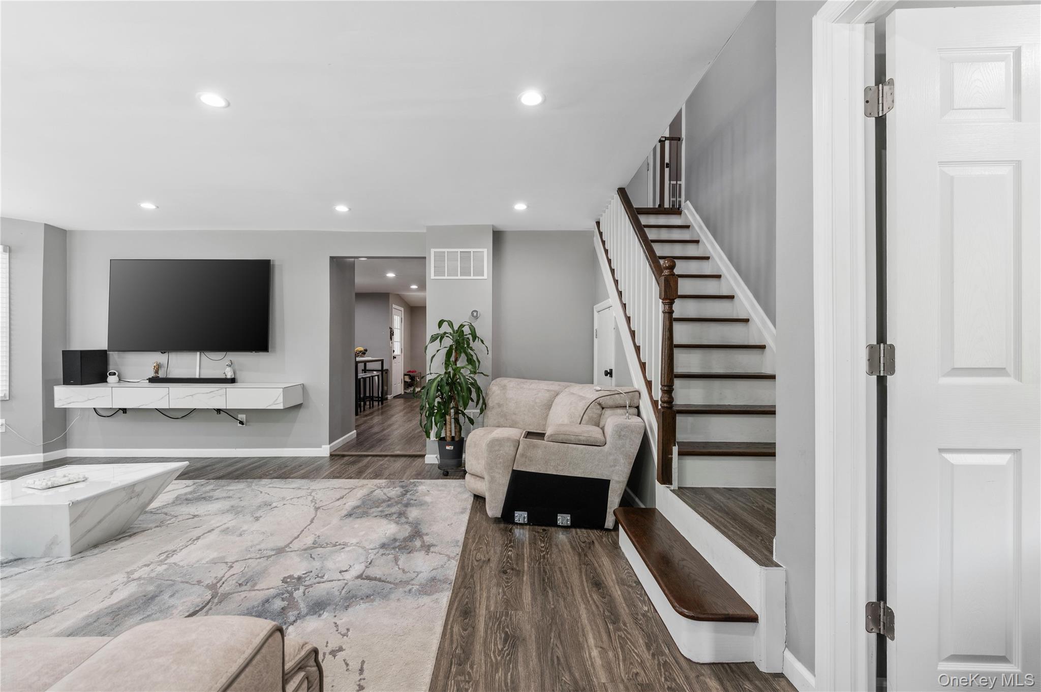 466 Long Island Avenue — photo 3