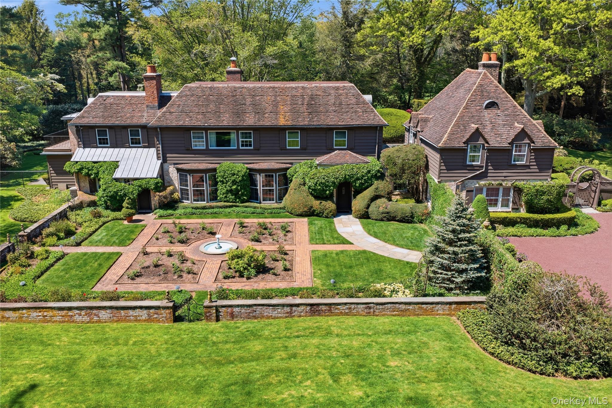 285 Piping Rock Road, Locust Valley