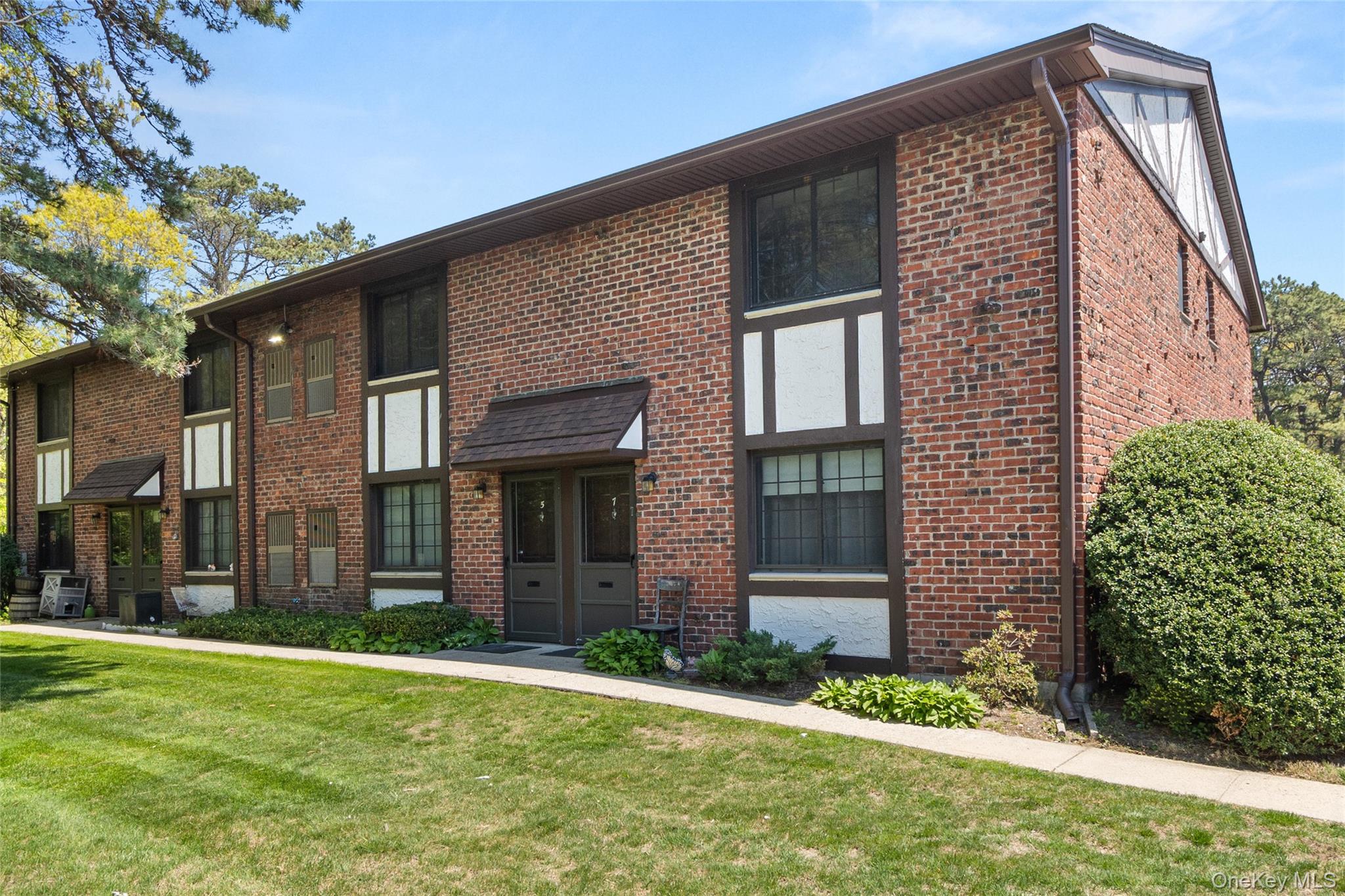 5 Pinebrook Place #5, Bay Shore