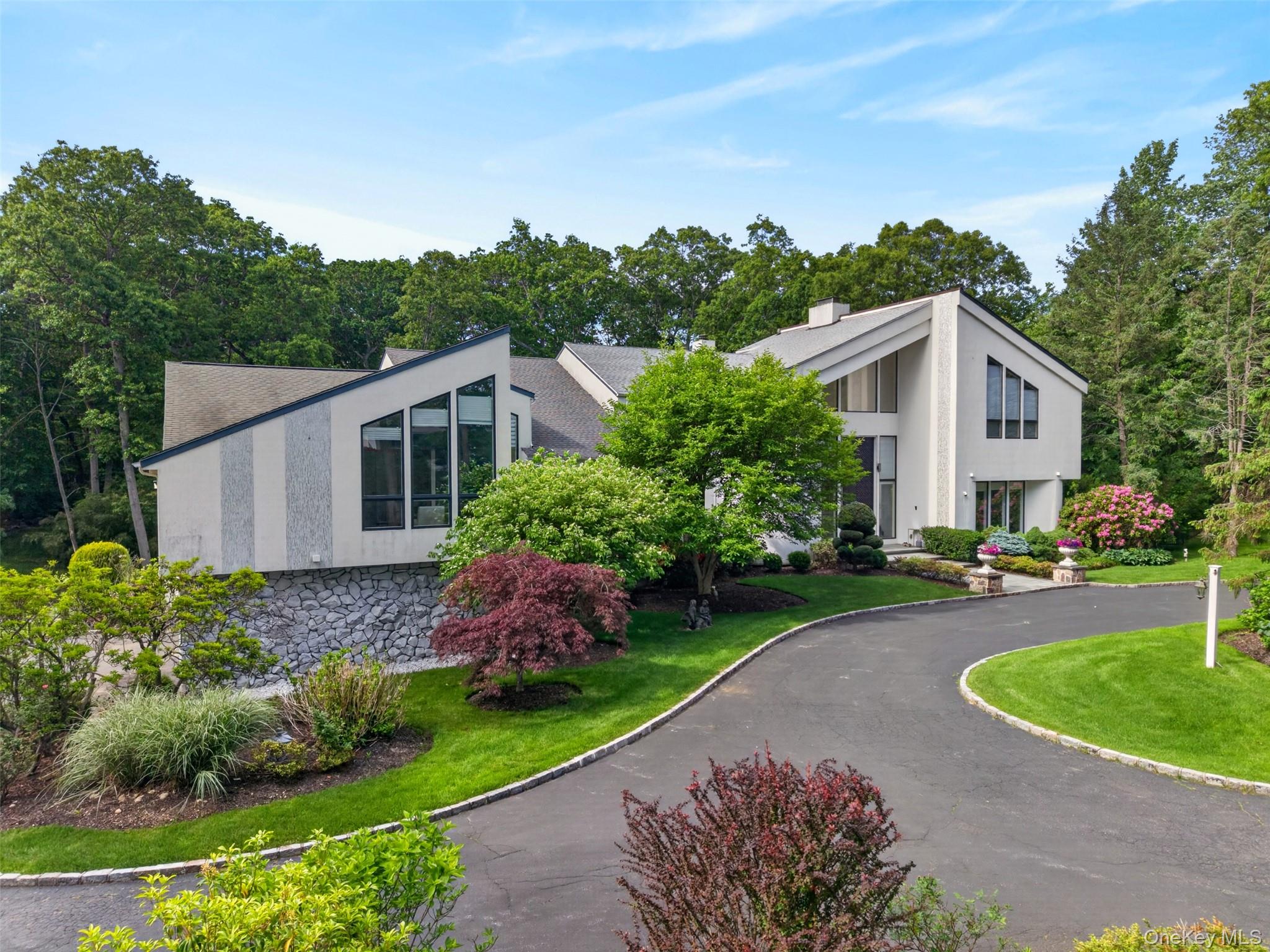 80 Tall Oak Crescent, Syosset