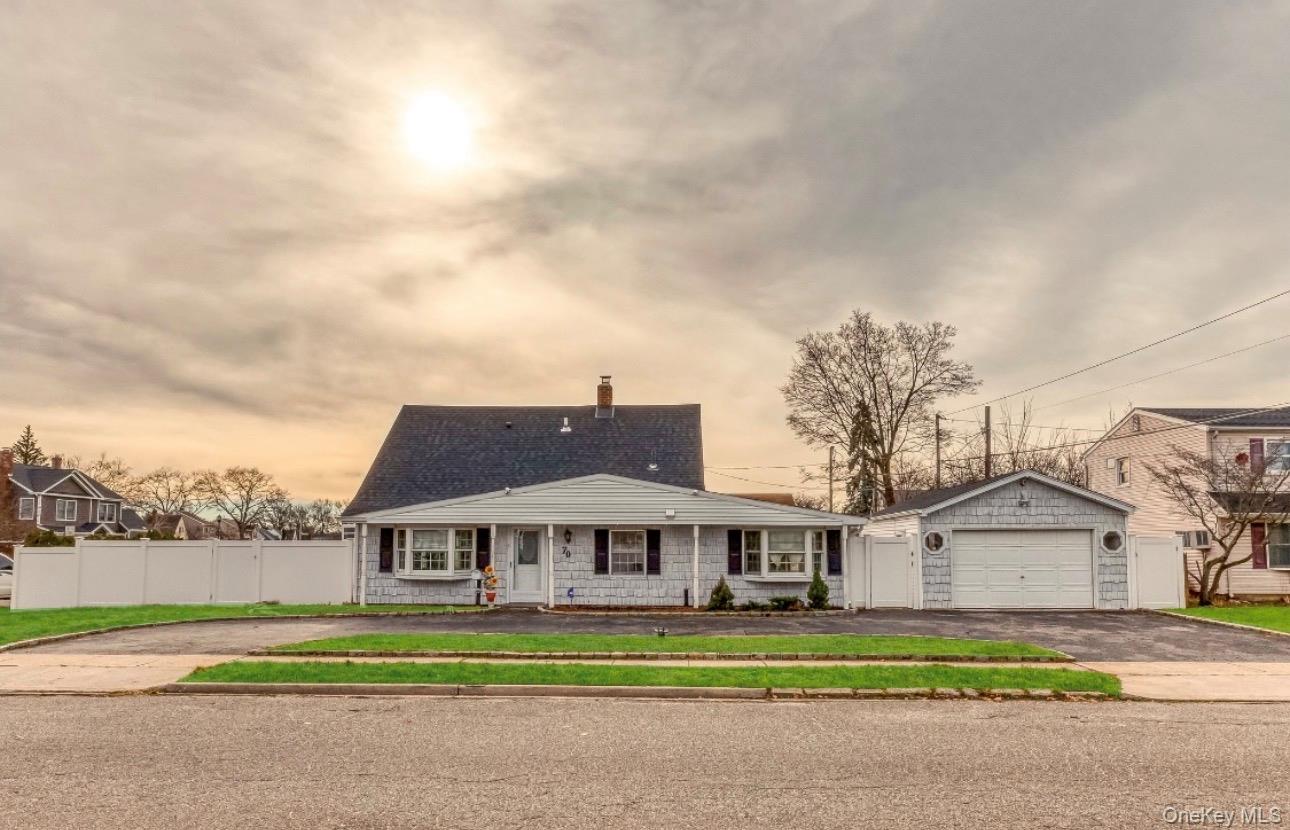70 Sycamore Lane, Levittown