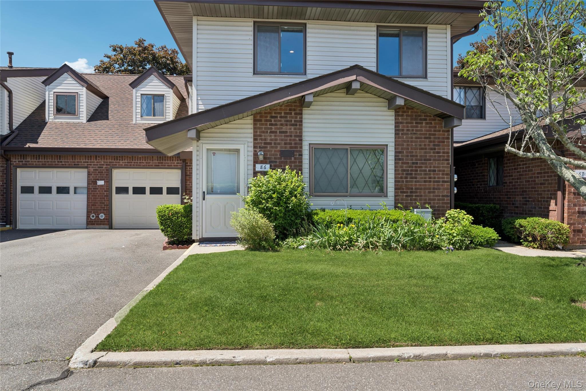 86 Cambridge Drive #86, Copiague