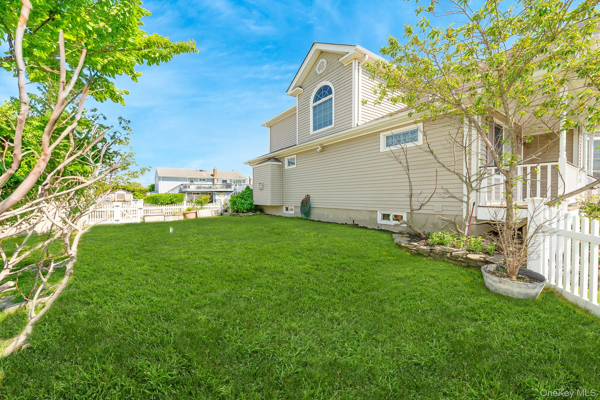 2683 Peconic Avenue — photo 36