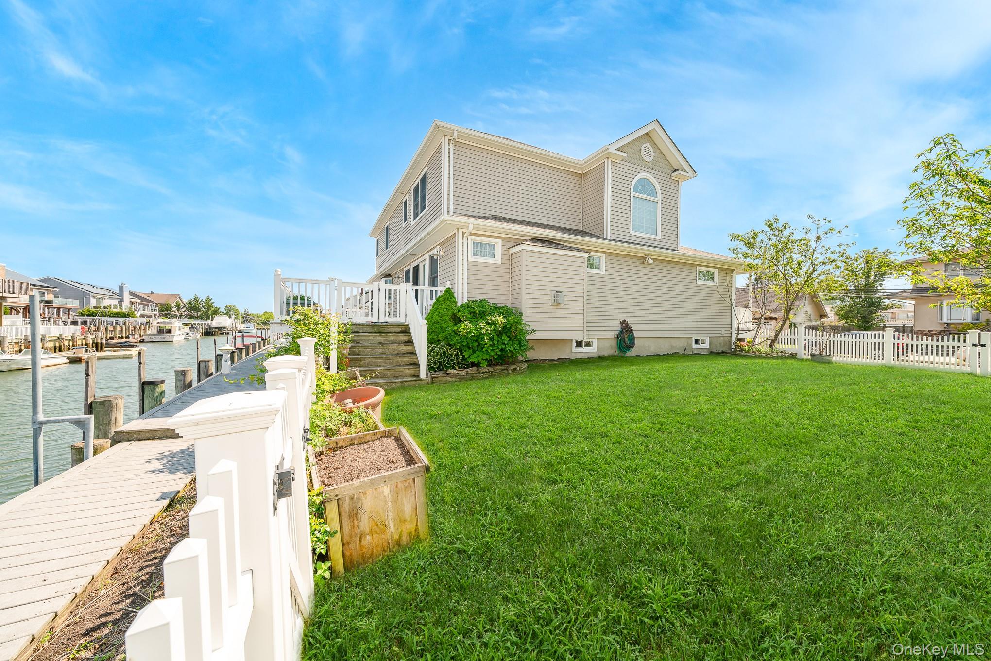 2683 Peconic Avenue — photo 37