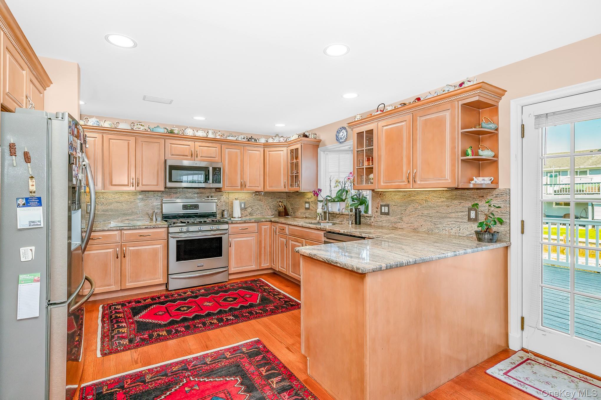 2683 Peconic Avenue — photo 9