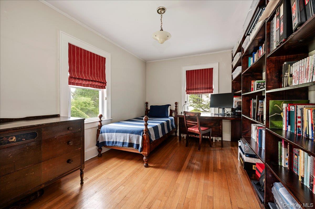 11 DeMott Avenue — photo 18