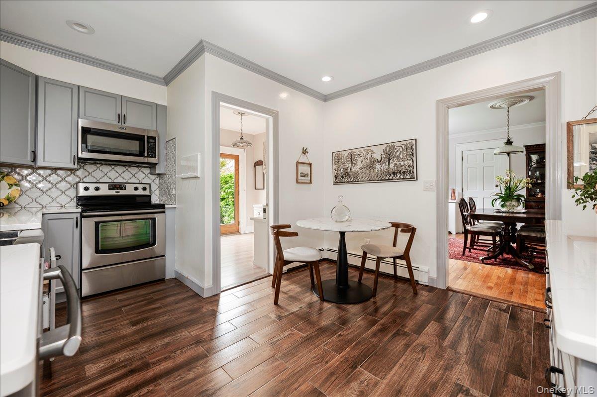 11 DeMott Avenue — photo 8