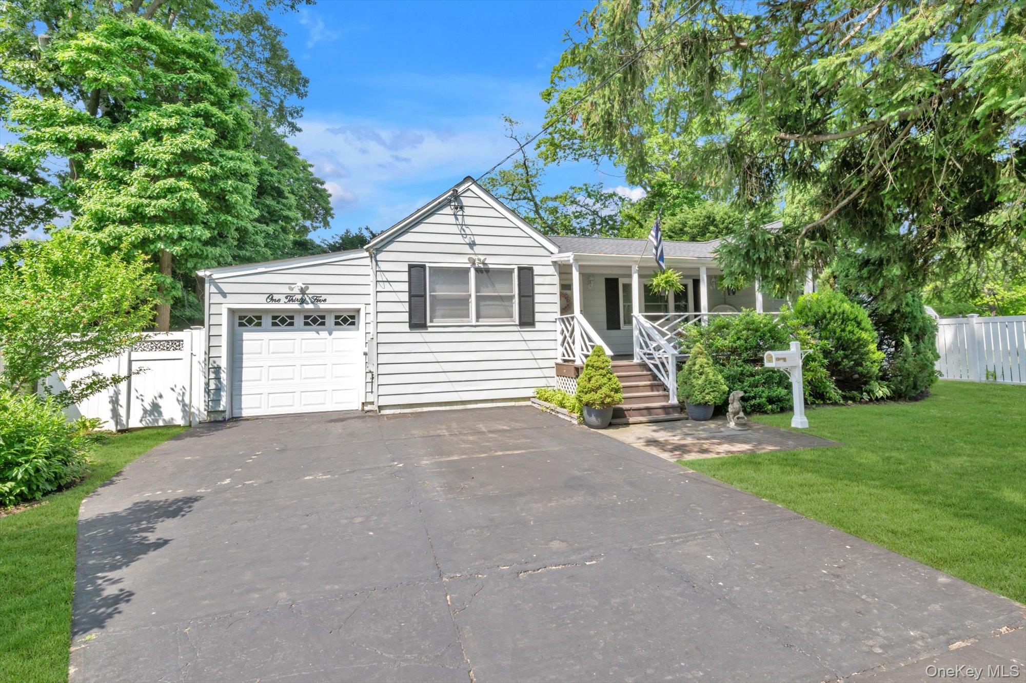 135 Centre Avenue, Lindenhurst