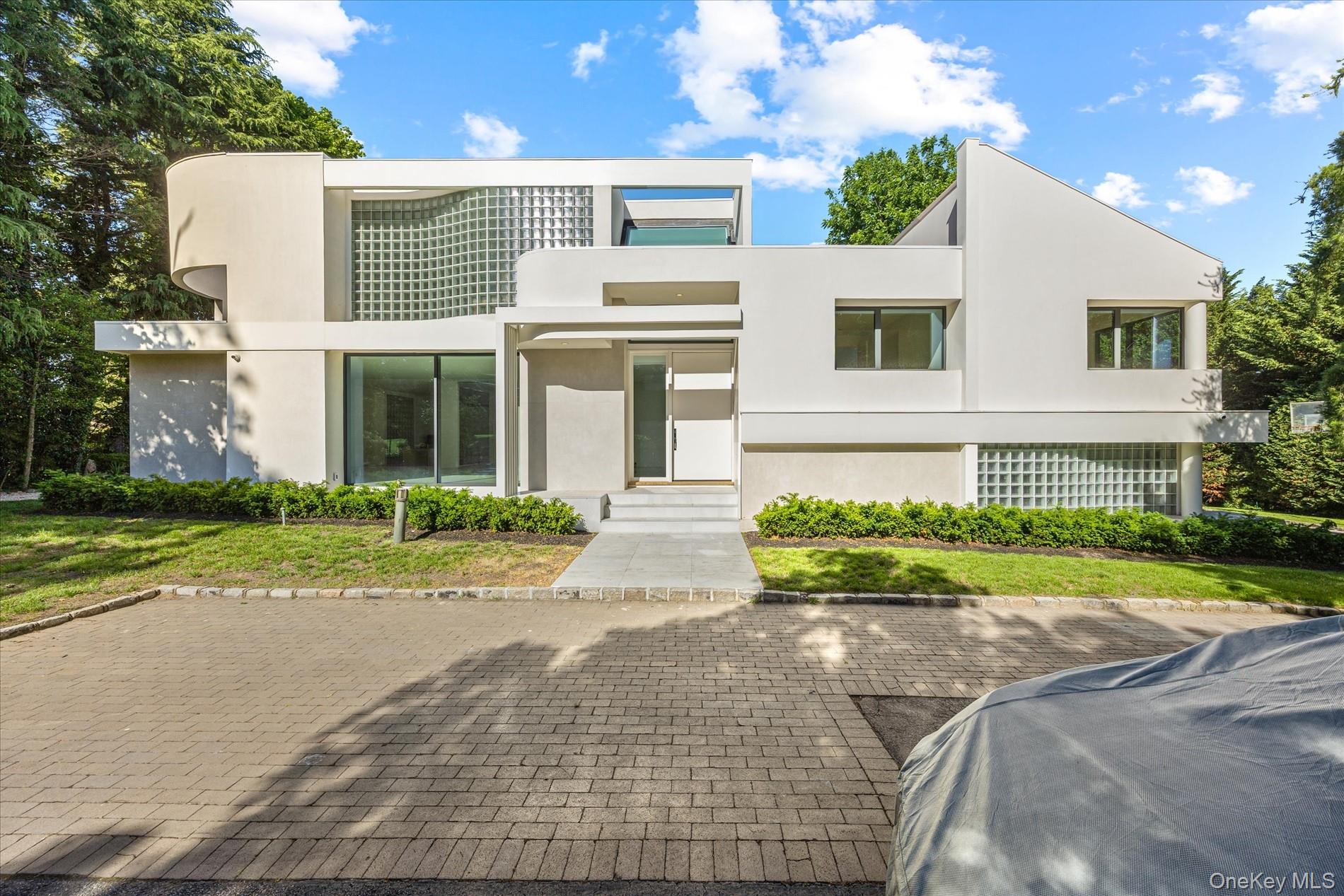 1 Foxwood Road, Great Neck