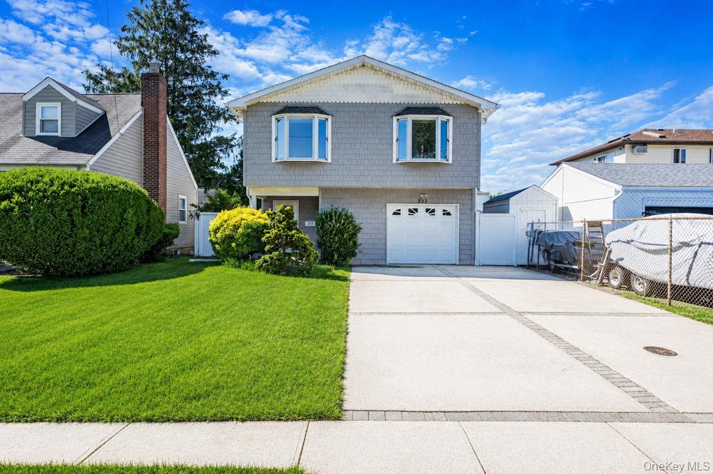 233 Alhambra Avenue, Lindenhurst