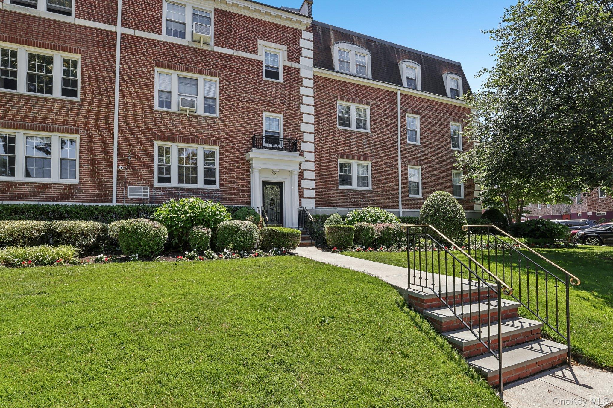 22 Hamilton Place #I3, Garden City