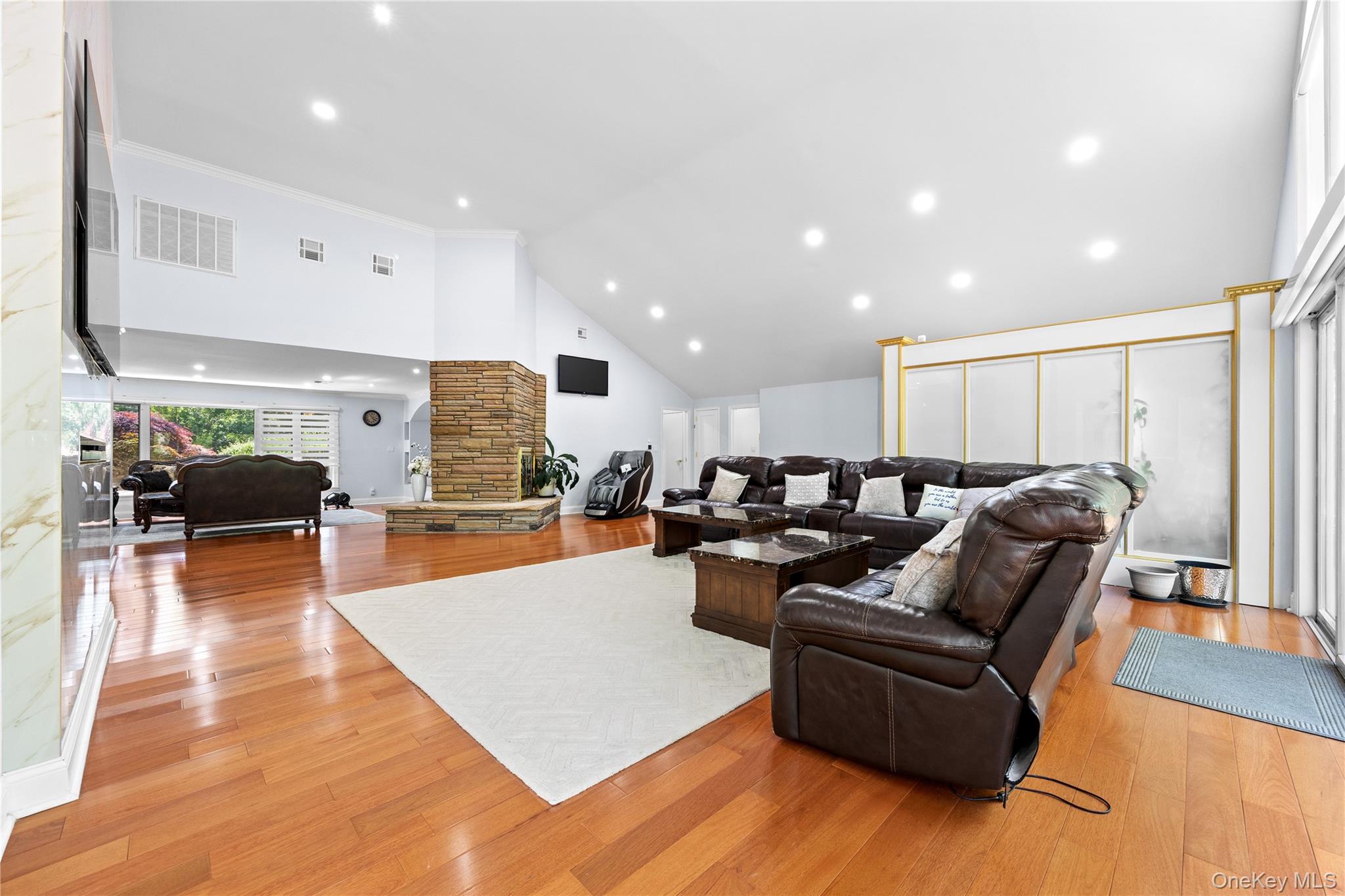 249 Glen Cove Road — photo 9