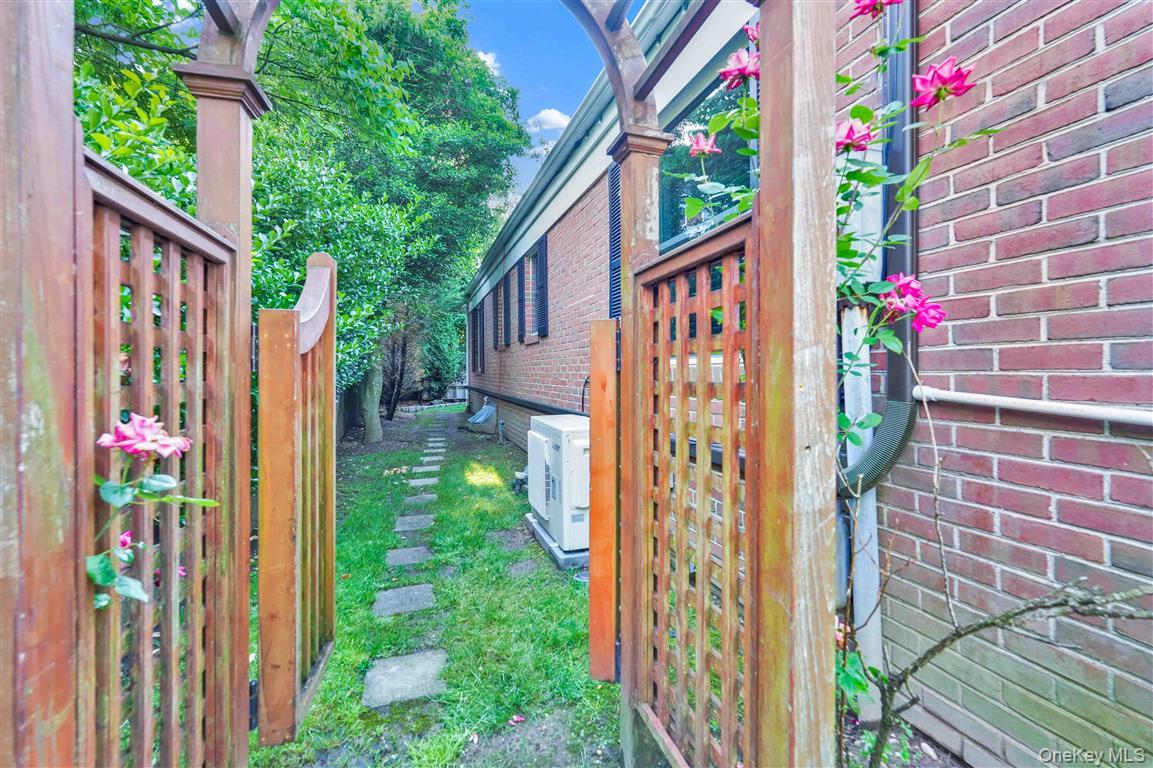105 Park Lane — photo 37