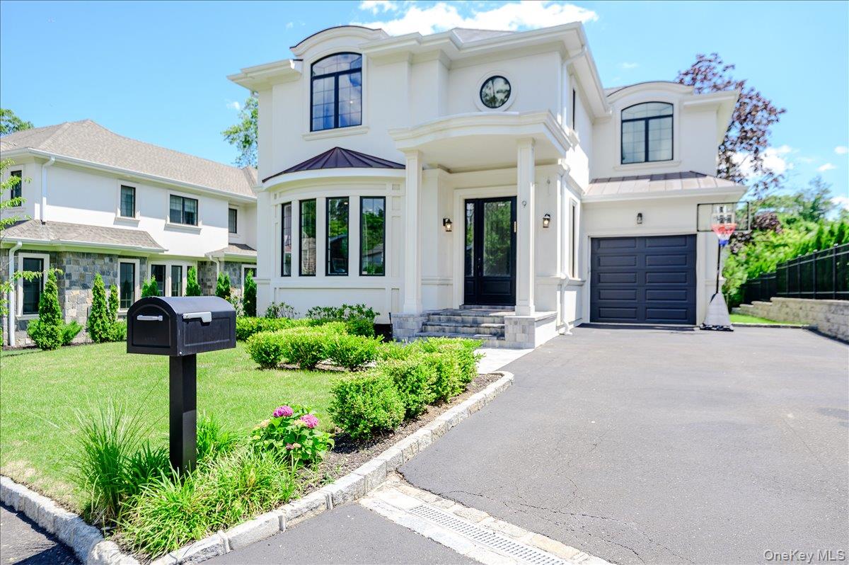 9 Greenway Terrace, Great Neck