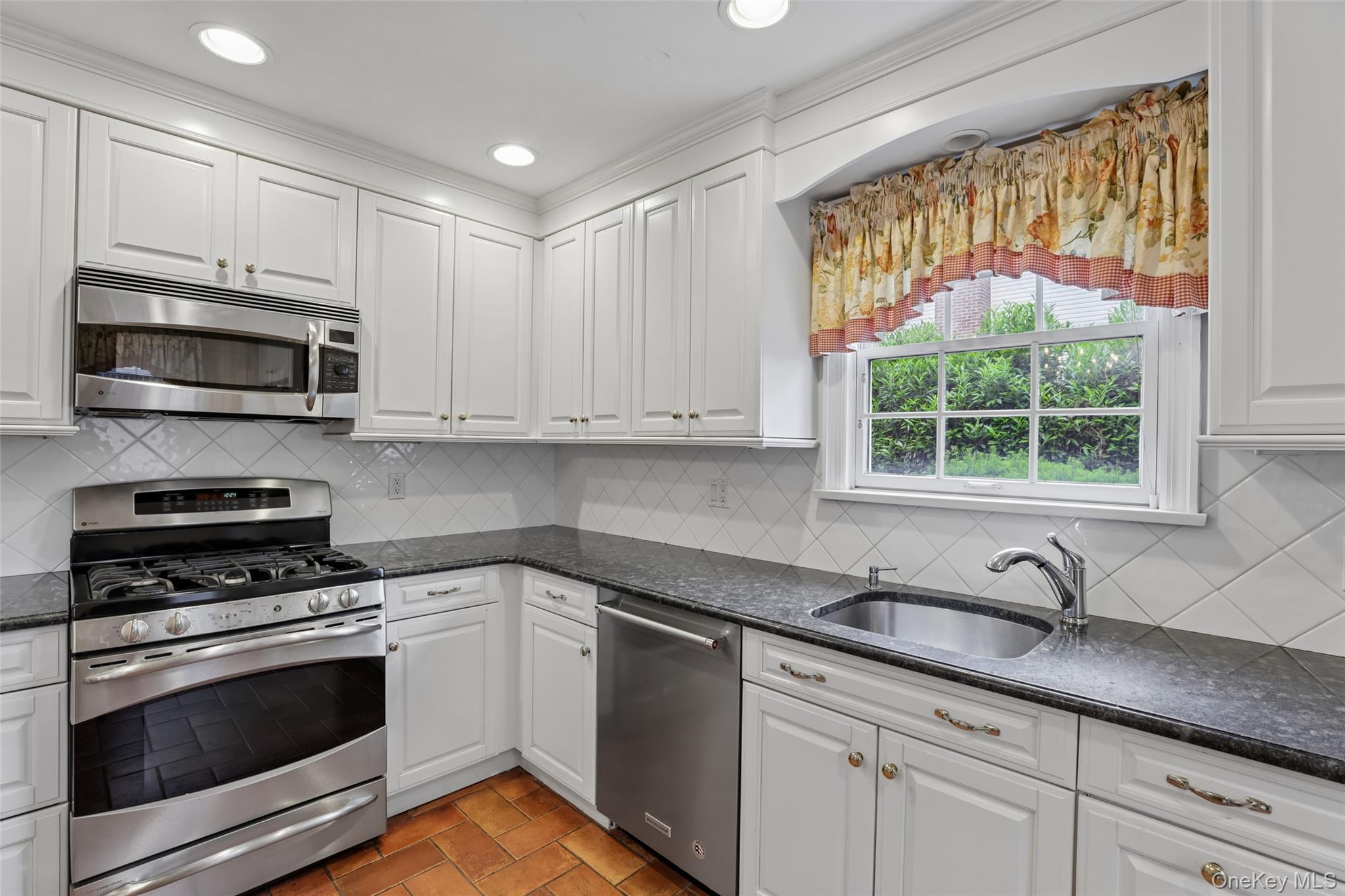 105 Stewart Avenue — photo 8