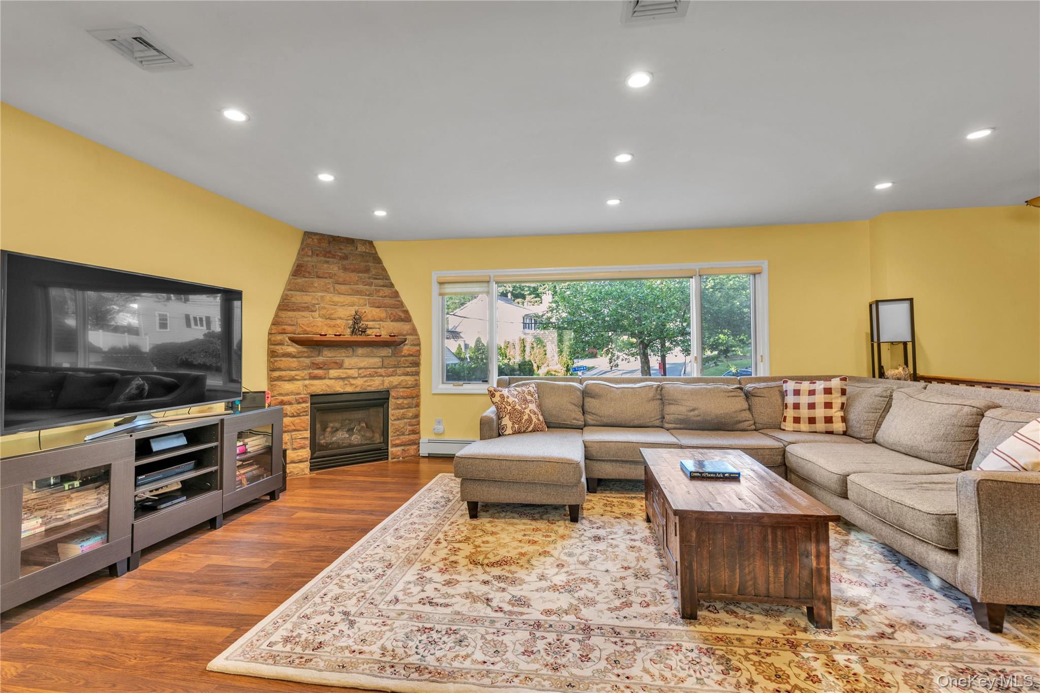 90 Virginia Drive — photo 3