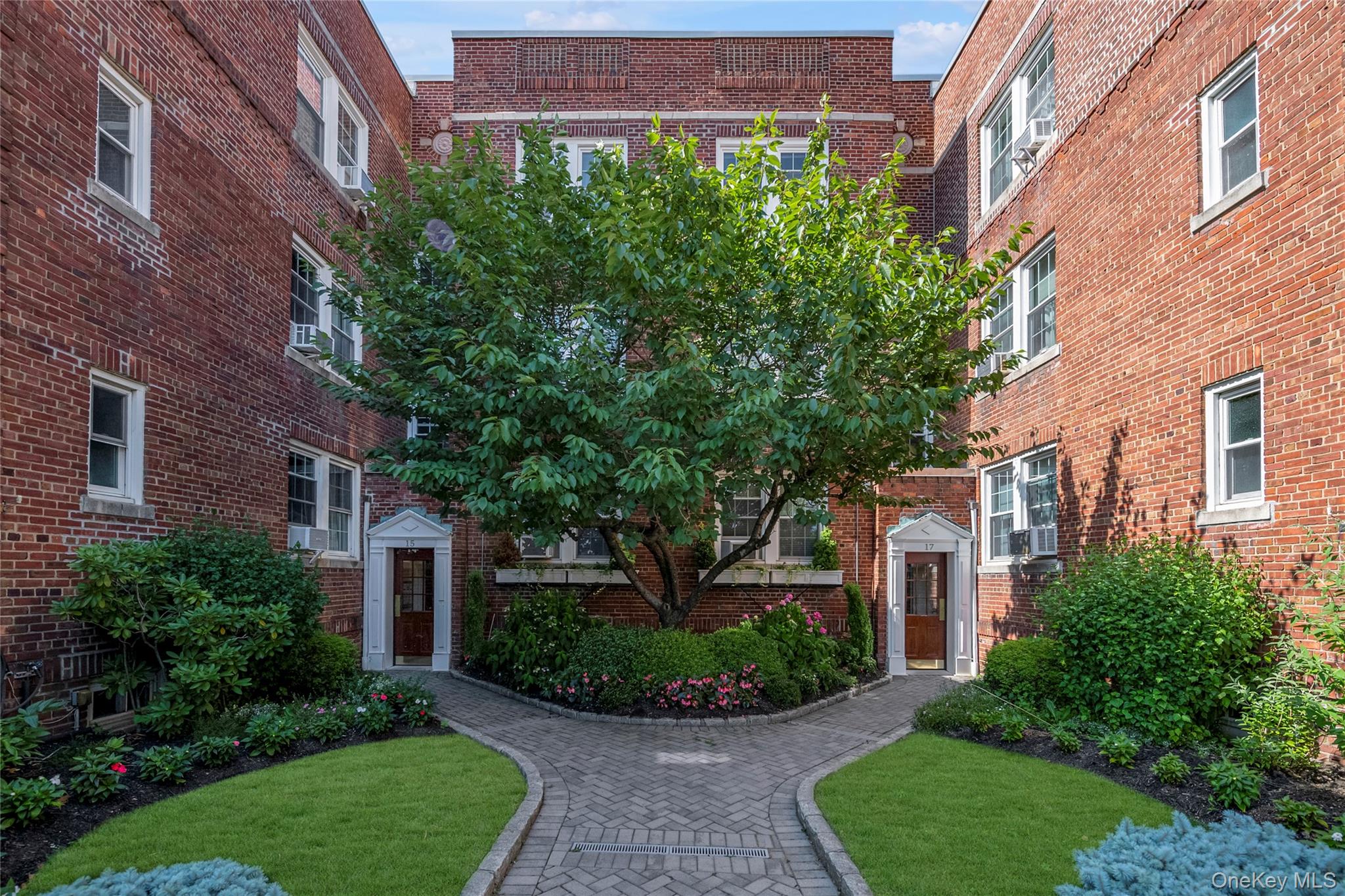 15 Gaynor Avenue #3E, Manhasset