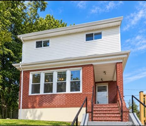 13 Knoll Place, Glen Cove