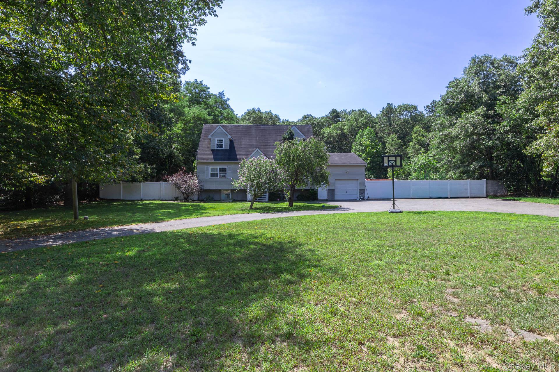 312 Peconic Avenue — photo 2