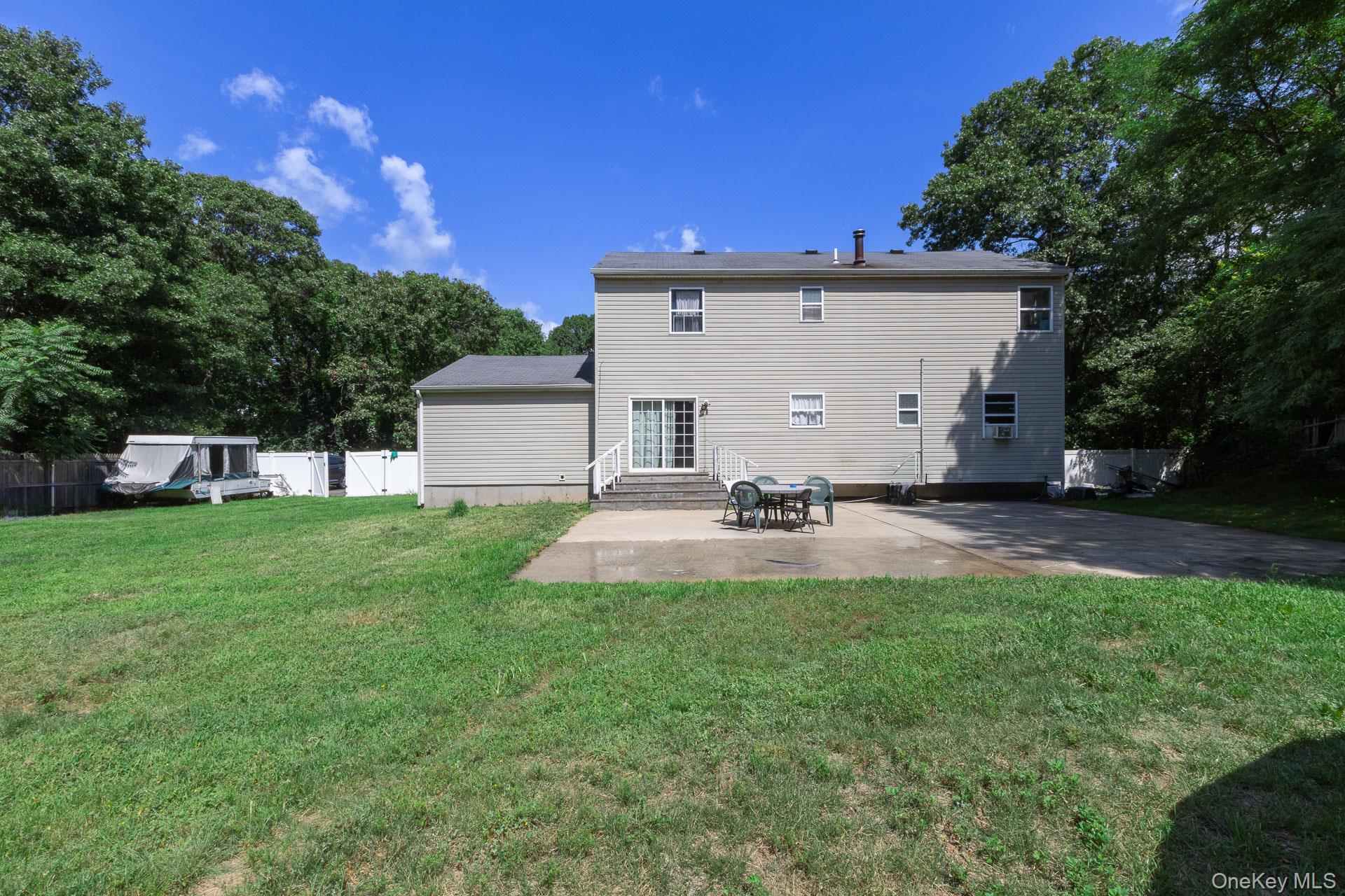 312 Peconic Avenue — photo 31