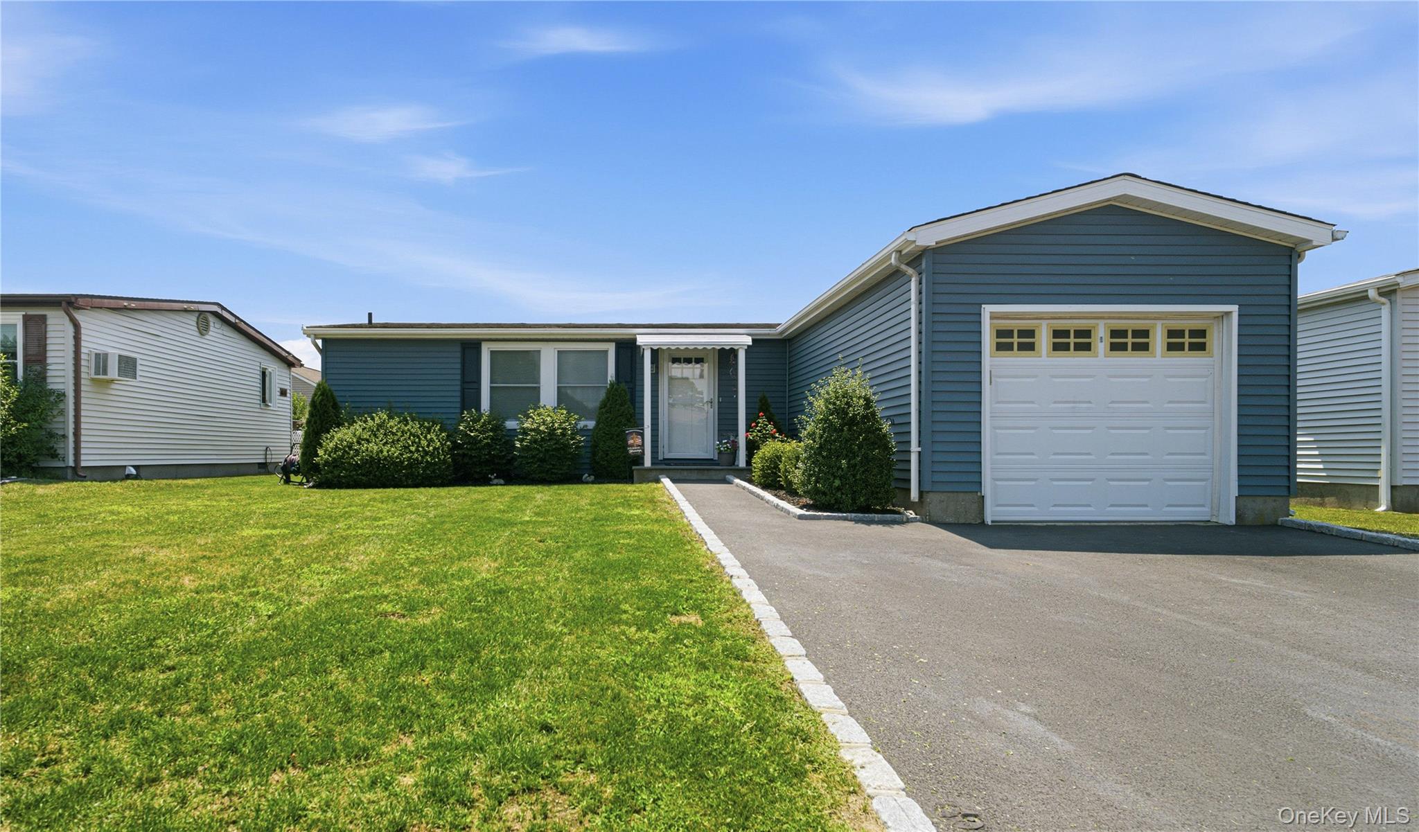 35 Village Circle, Manorville