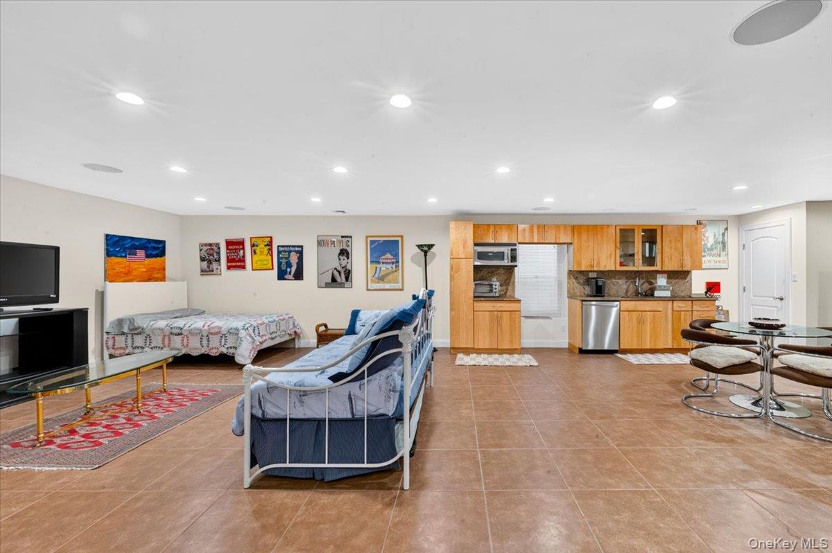 81 Montgomery Boulevard — photo 34