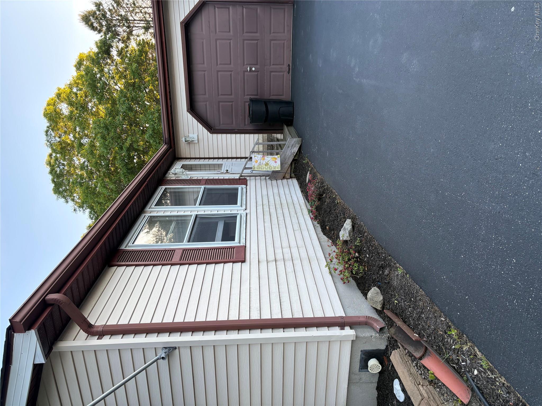 89 Village Circle, Manorville