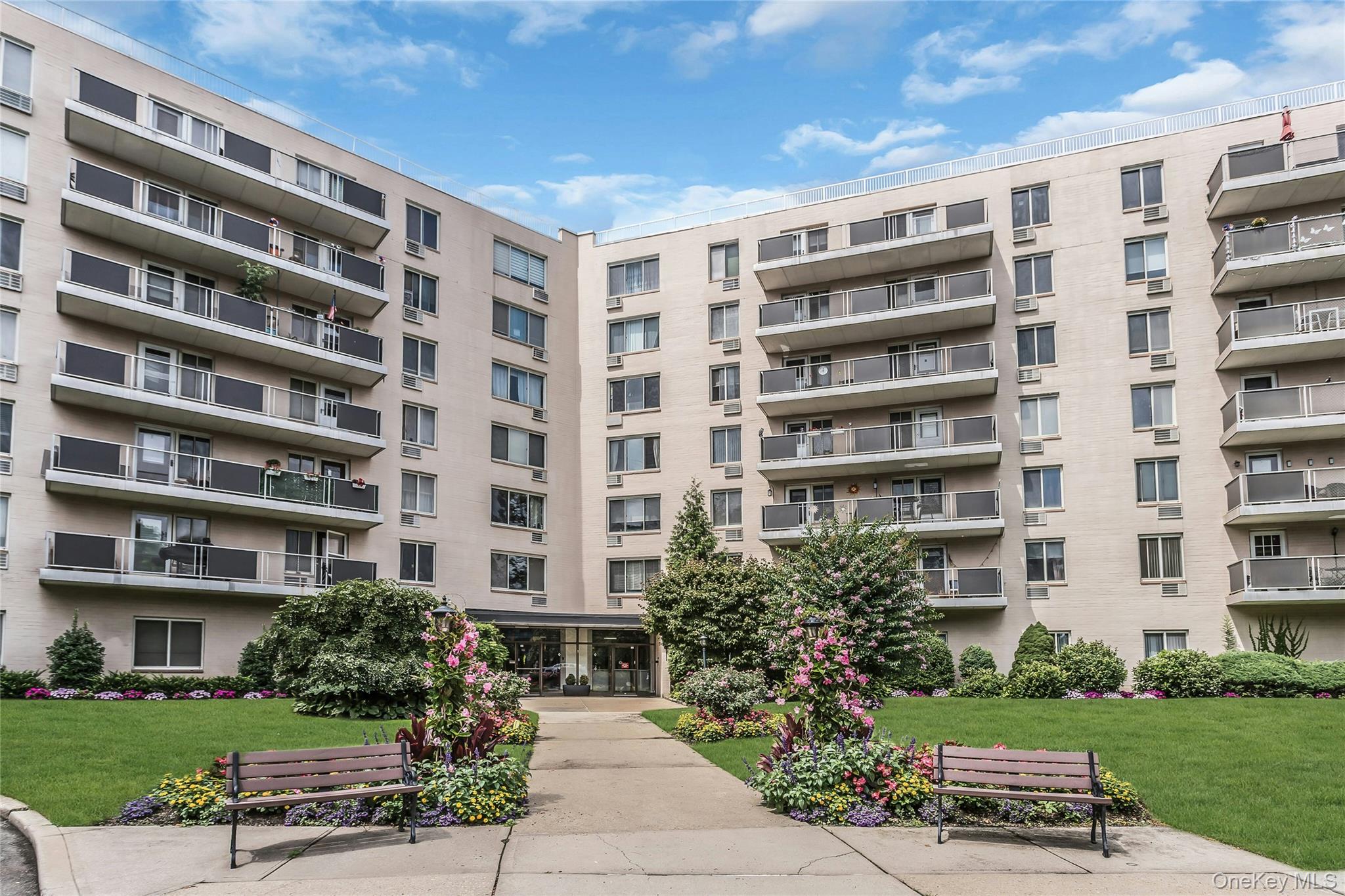 135 Post Avenue #6B, Westbury