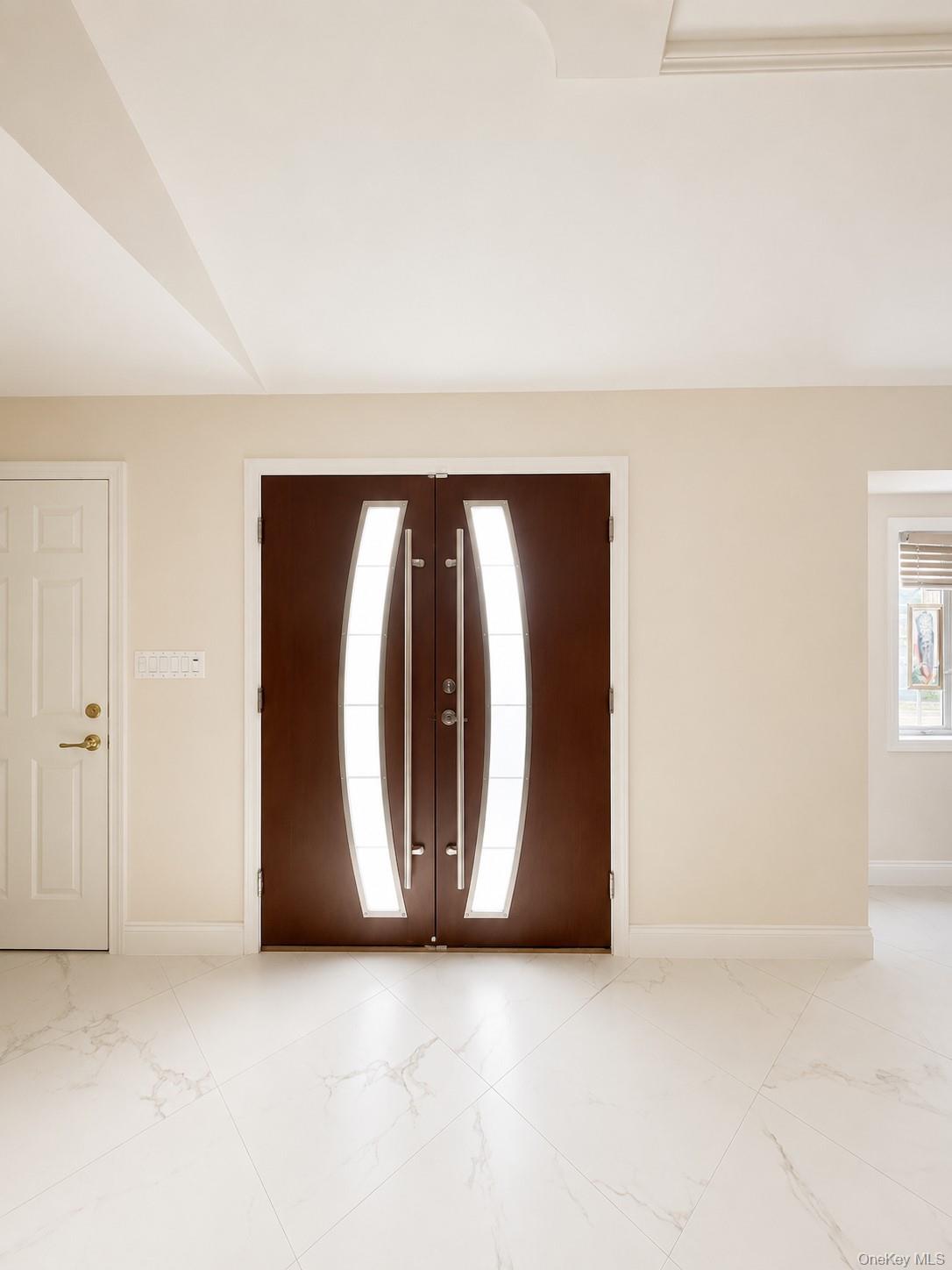 886 Woodmere Drive — photo 2
