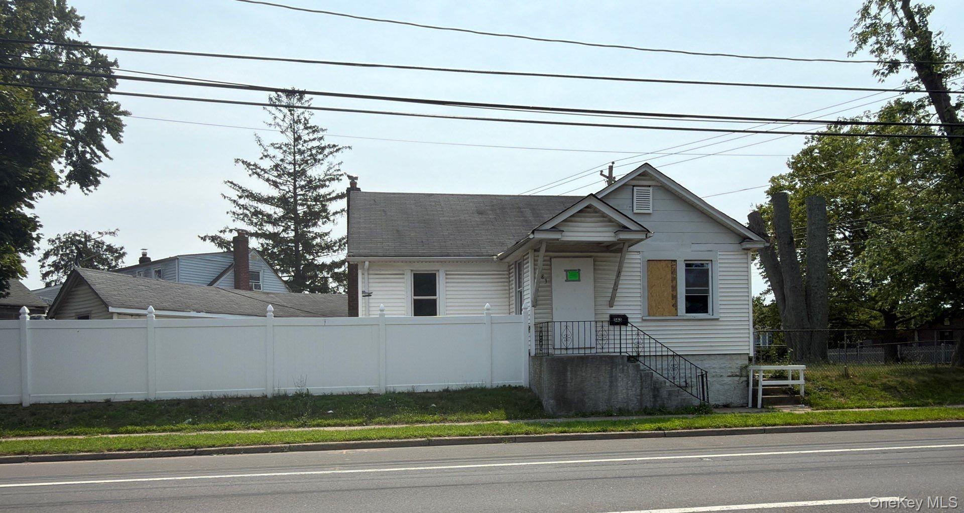 583 Straight Path, West Babylon