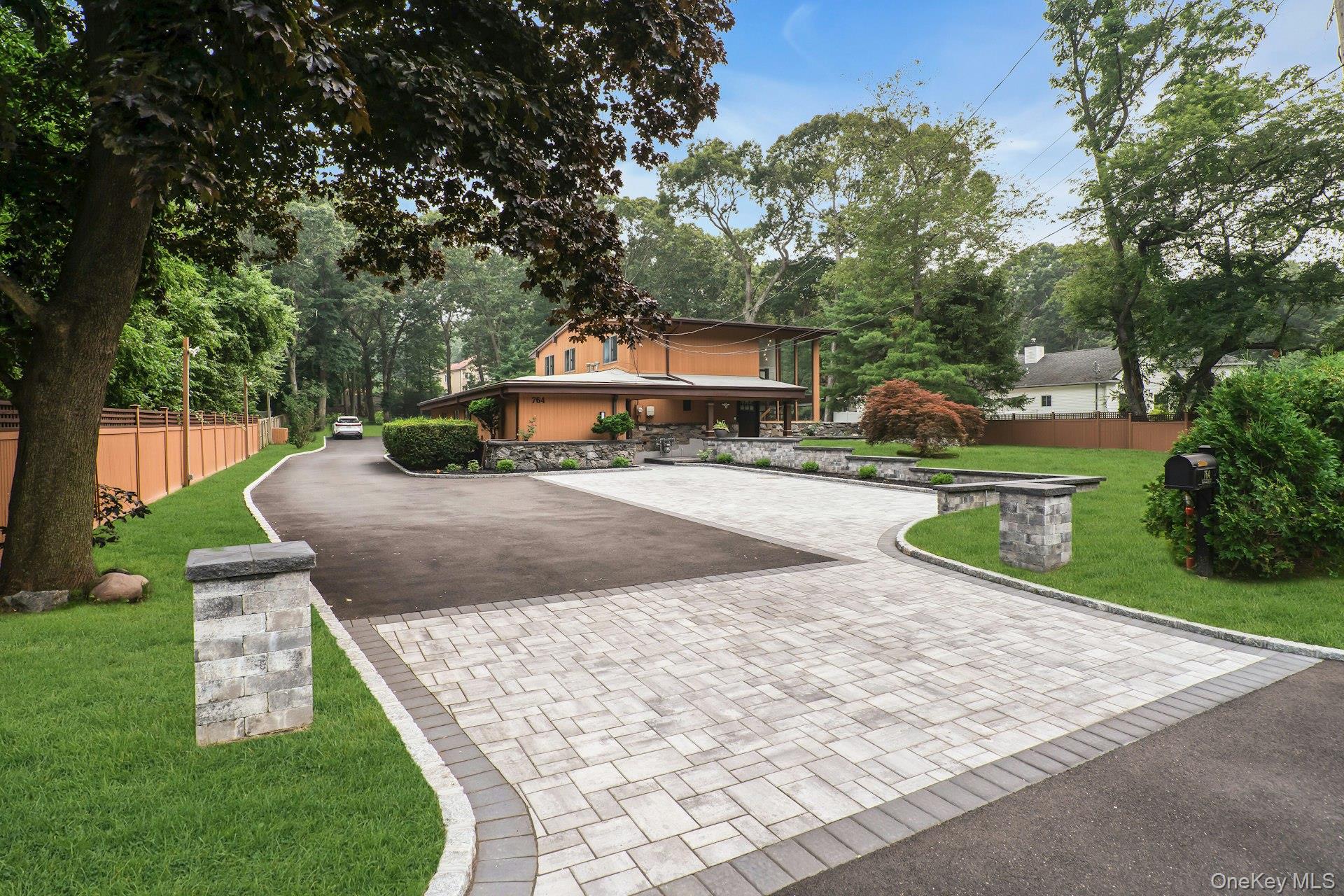 764 Vanderbilt Parkway — photo 4