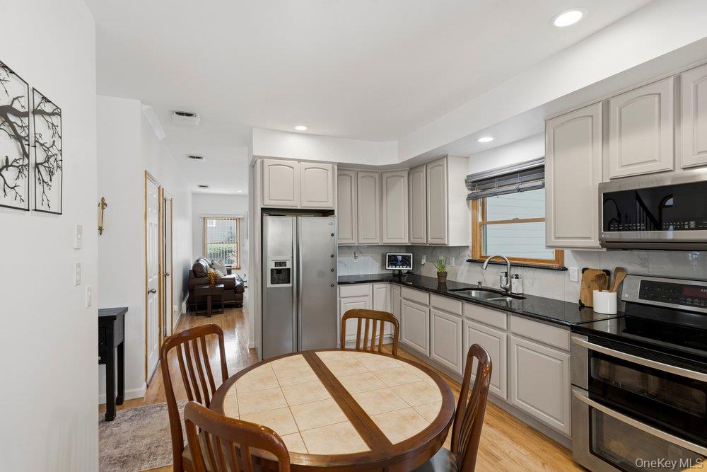2066 Washington Avenue — photo 17