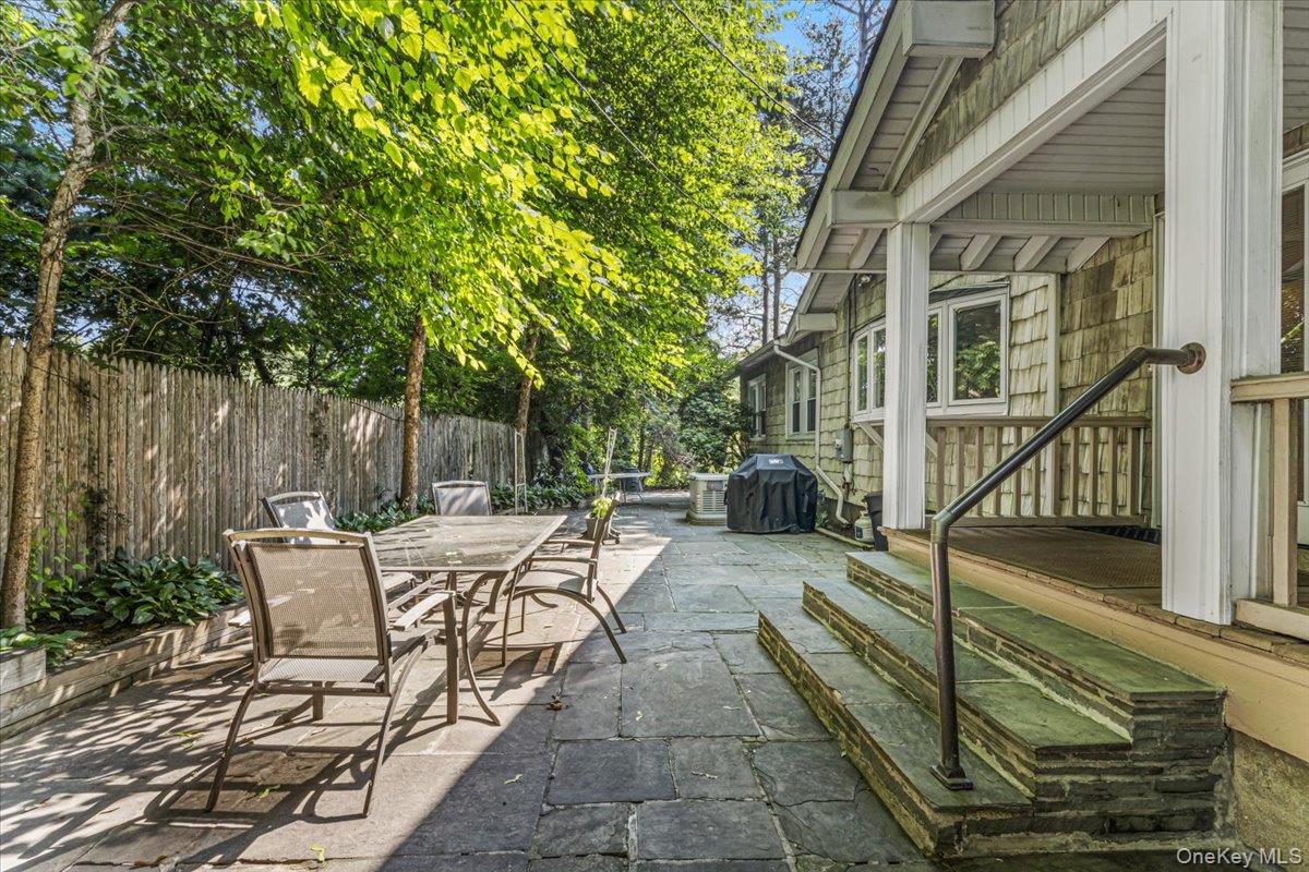 18 Crescent Road — photo 3