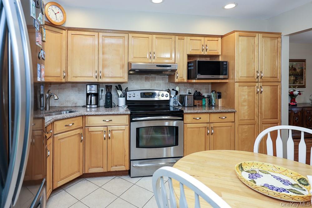555 Windsor Avenue — photo 13
