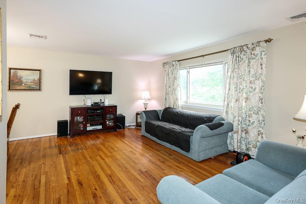 555 Windsor Avenue — photo 4