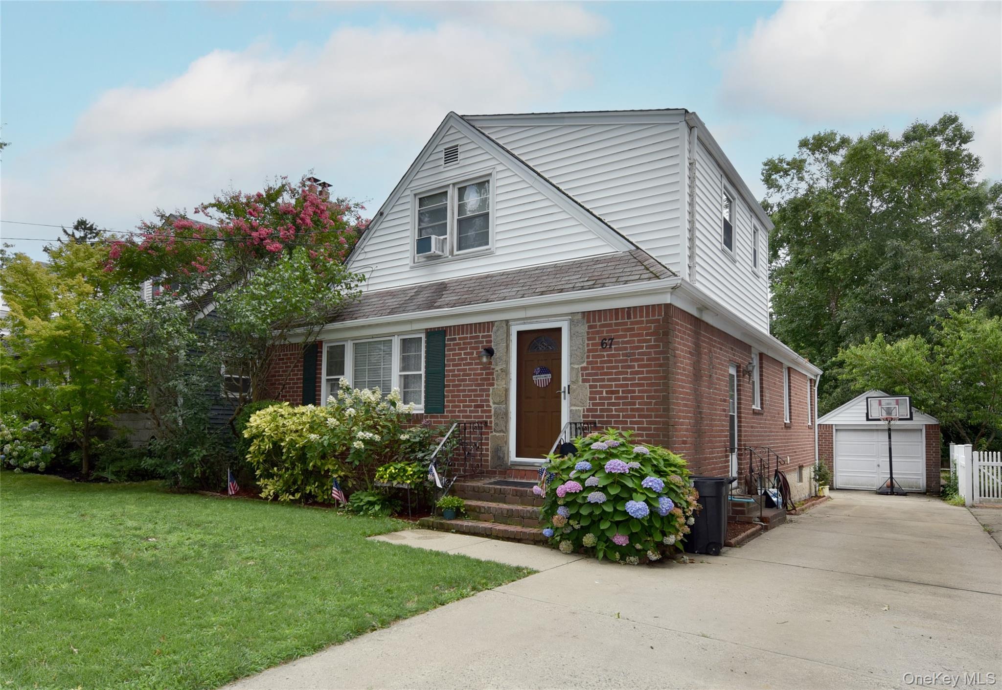 67 Iris Avenue — photo 2