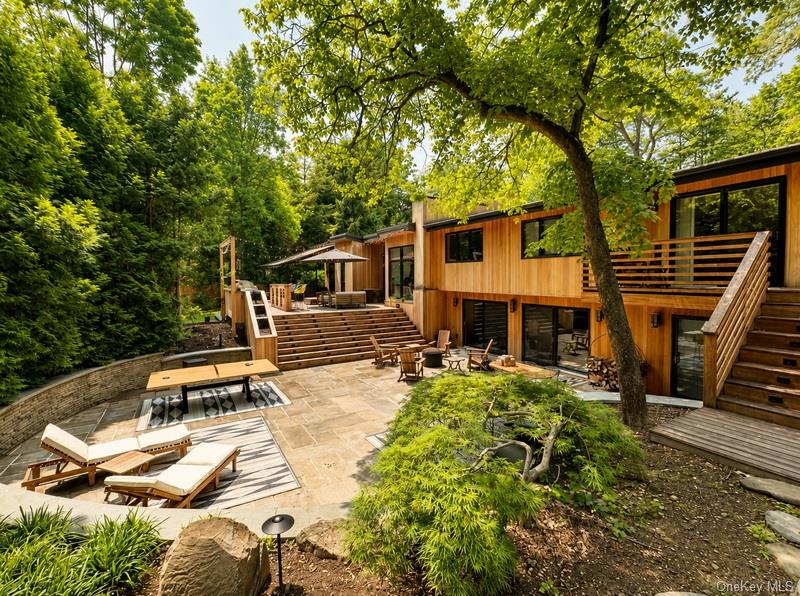 14 Tall Tree Court, Cold Spring Harbor