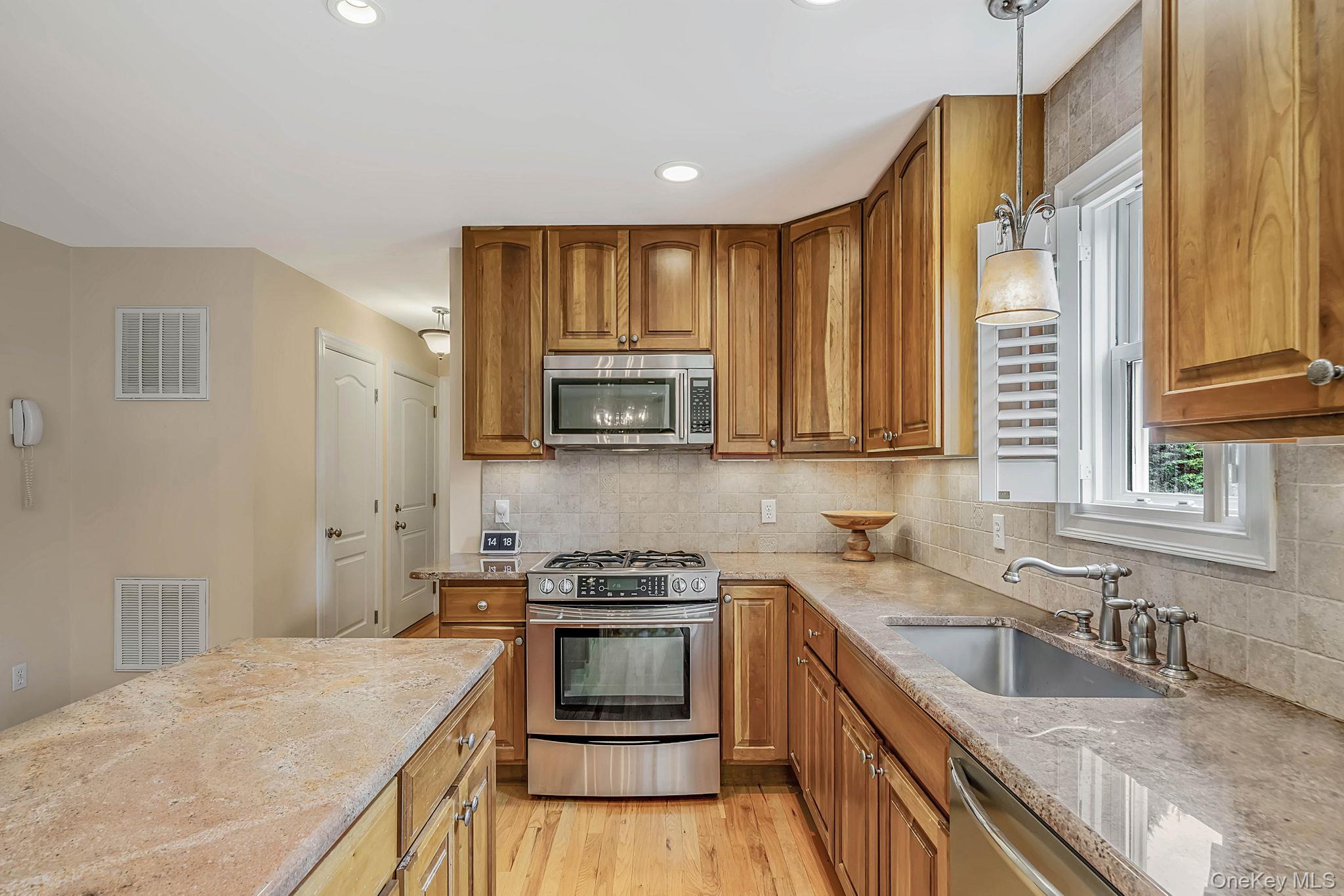 26 River Avenue — photo 13