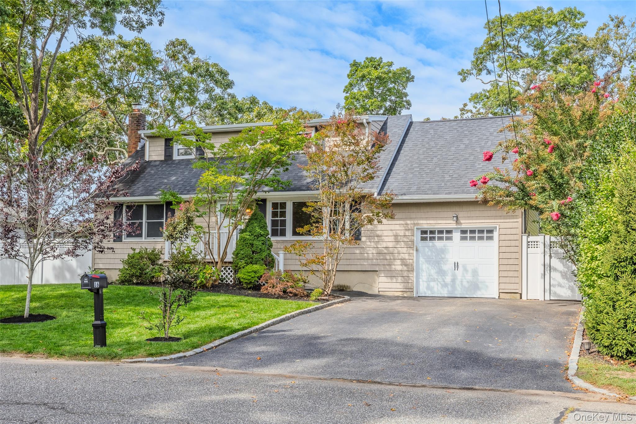 16 Hewitt Boulevard