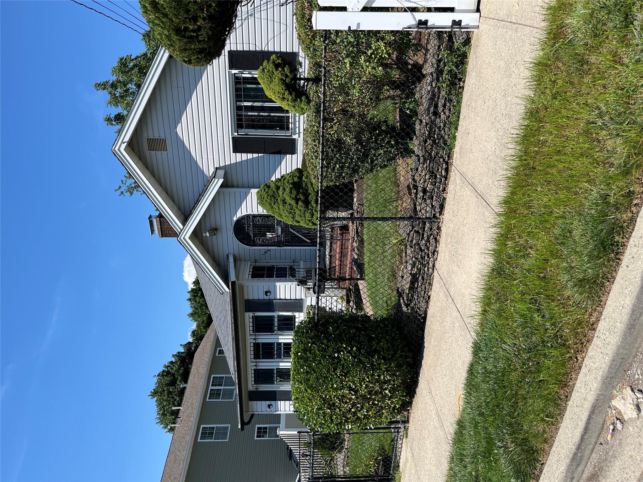 137 Roosevelt Avenue, Roosevelt