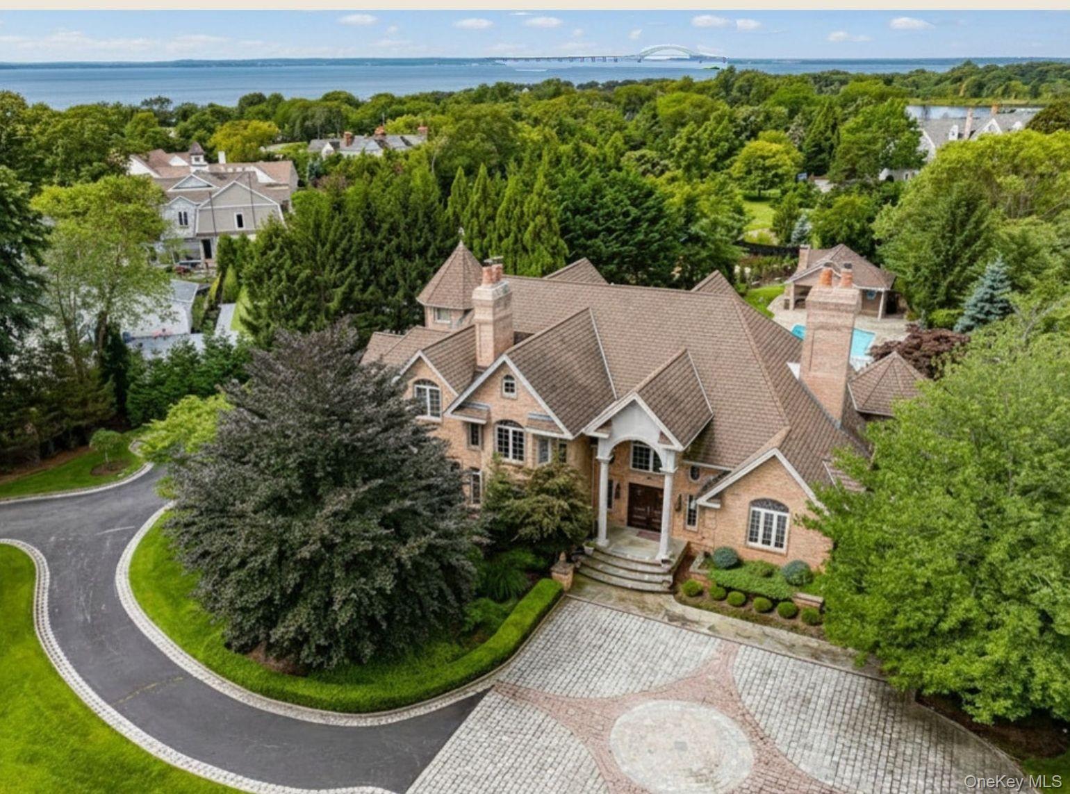 26 The Helm, East Islip