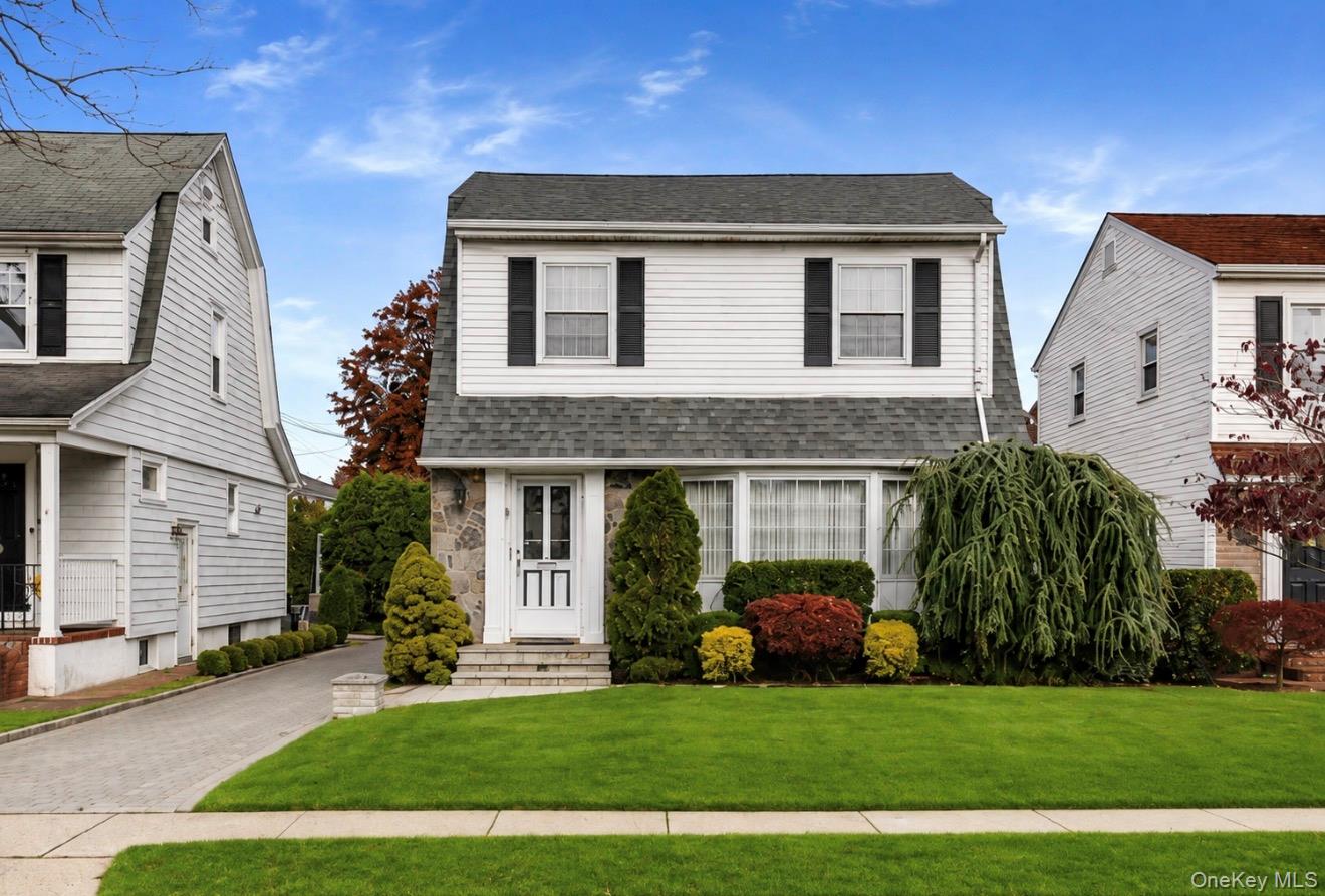 19 Stratford Avenue, Garden City