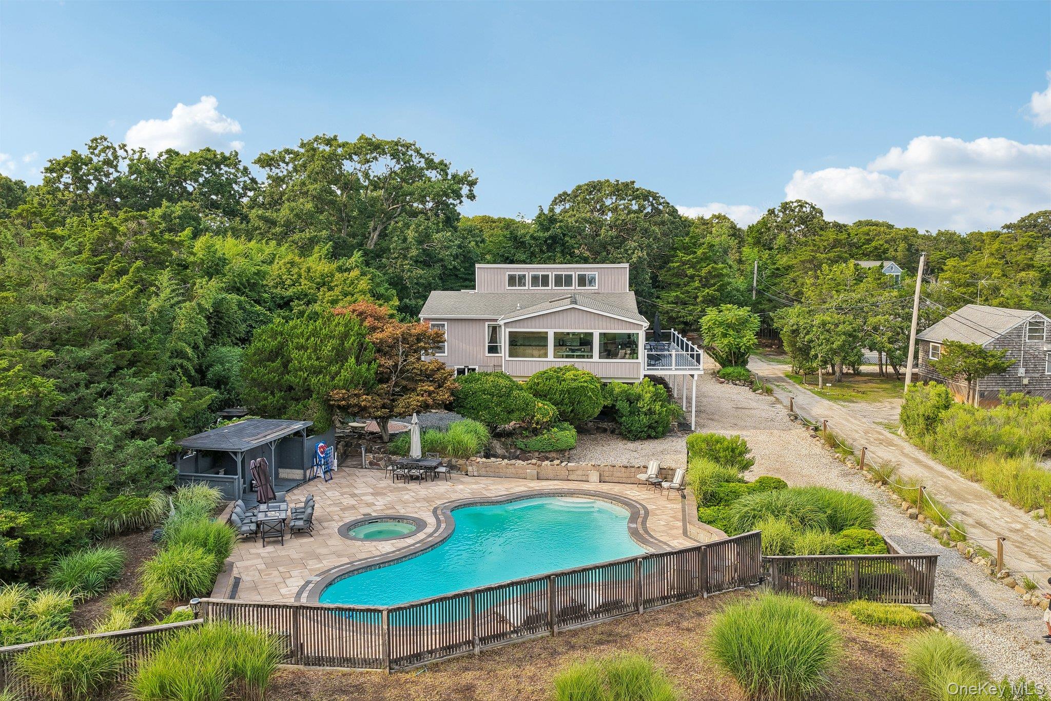 588 E. Long Beach Road