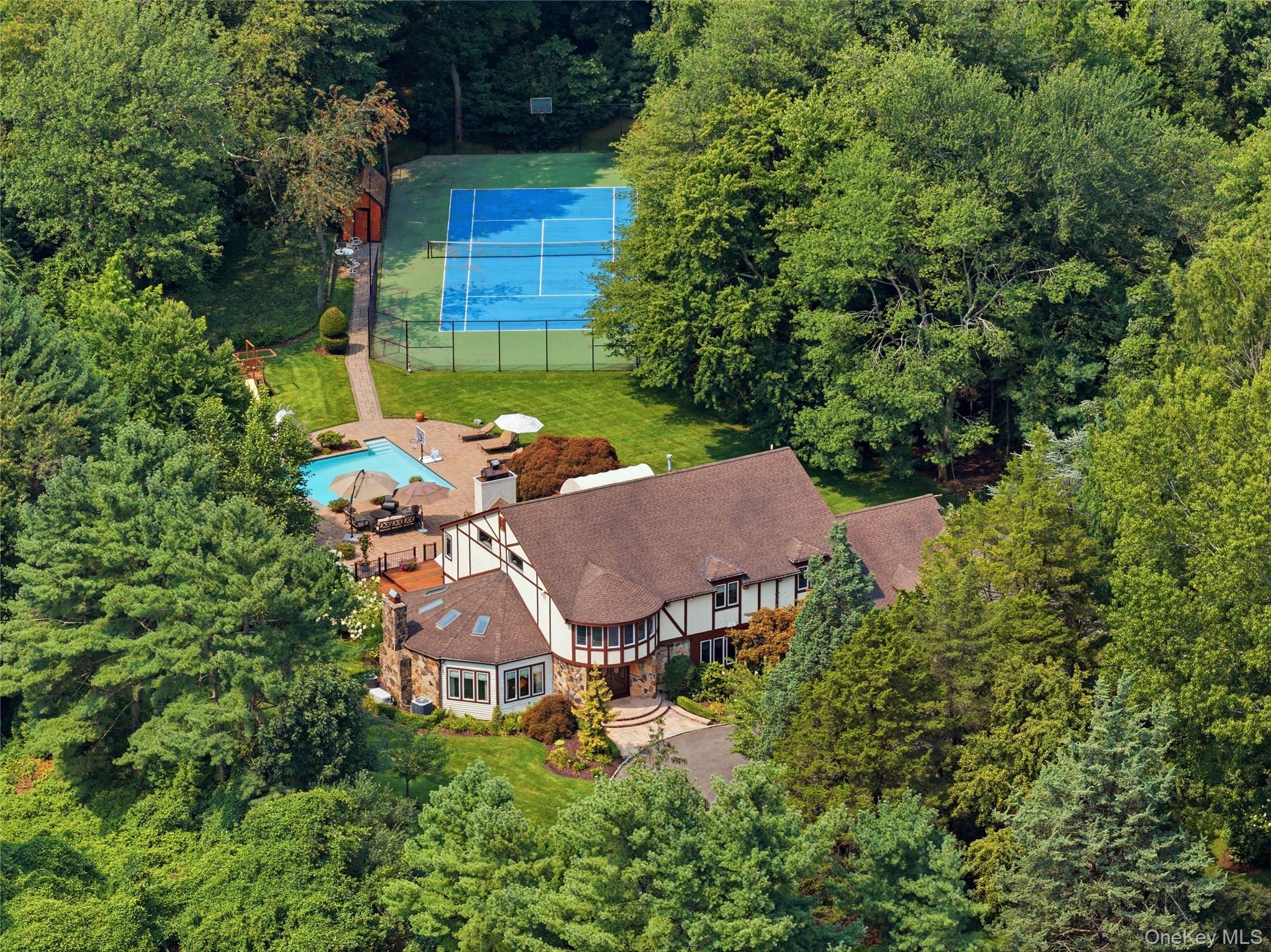 27 Amber Lane, Oyster Bay Cove