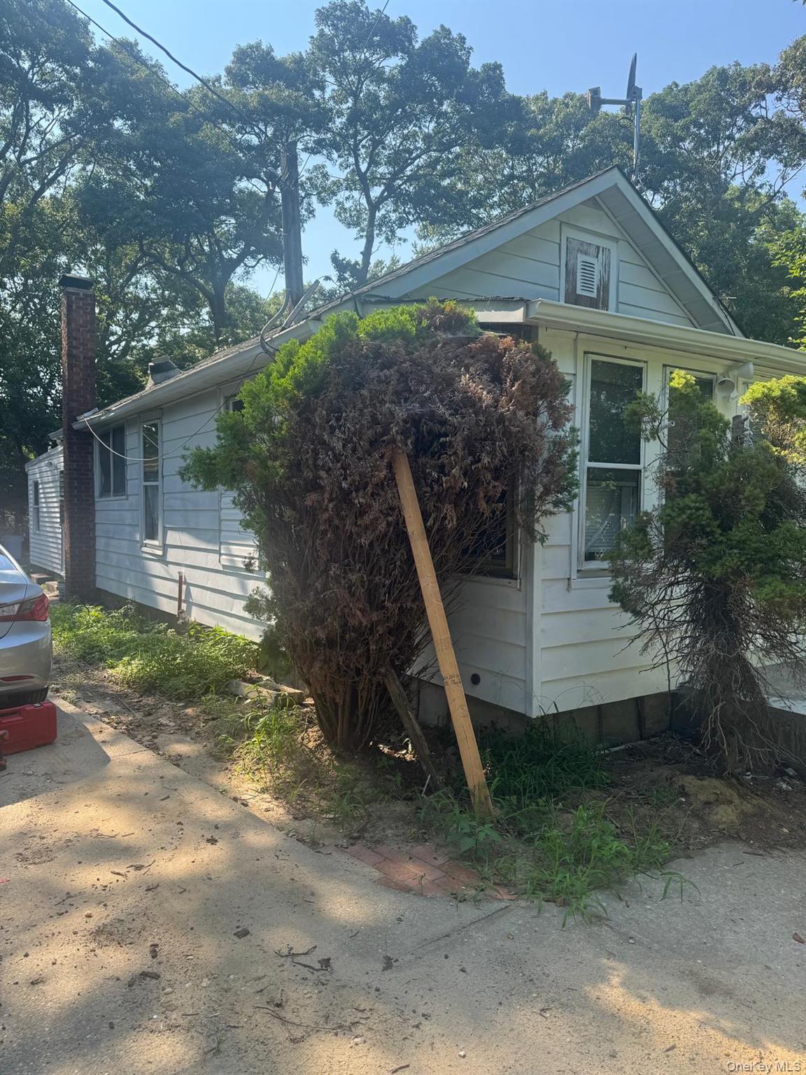 34 Midland Avenue, Mastic