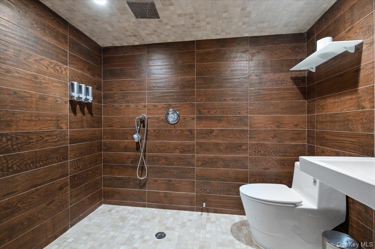 97 Pine Hollow Road — photo 18