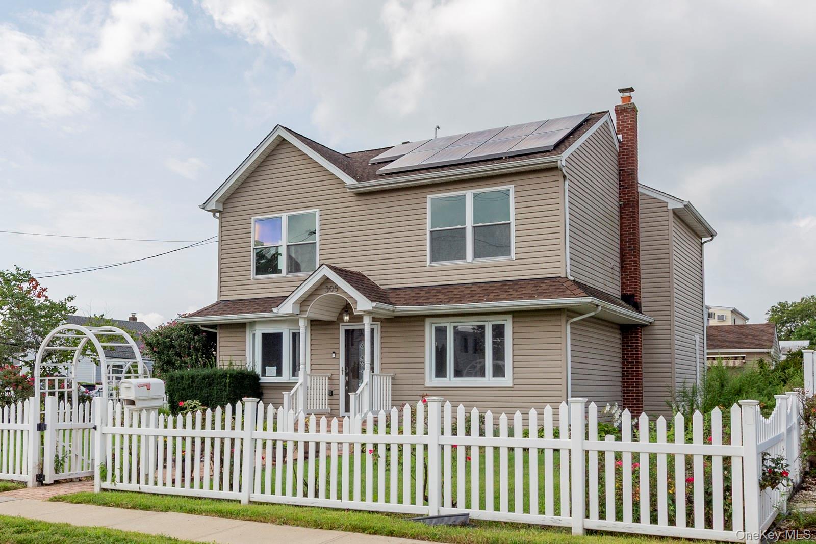305 Strong Avenue, Copiague