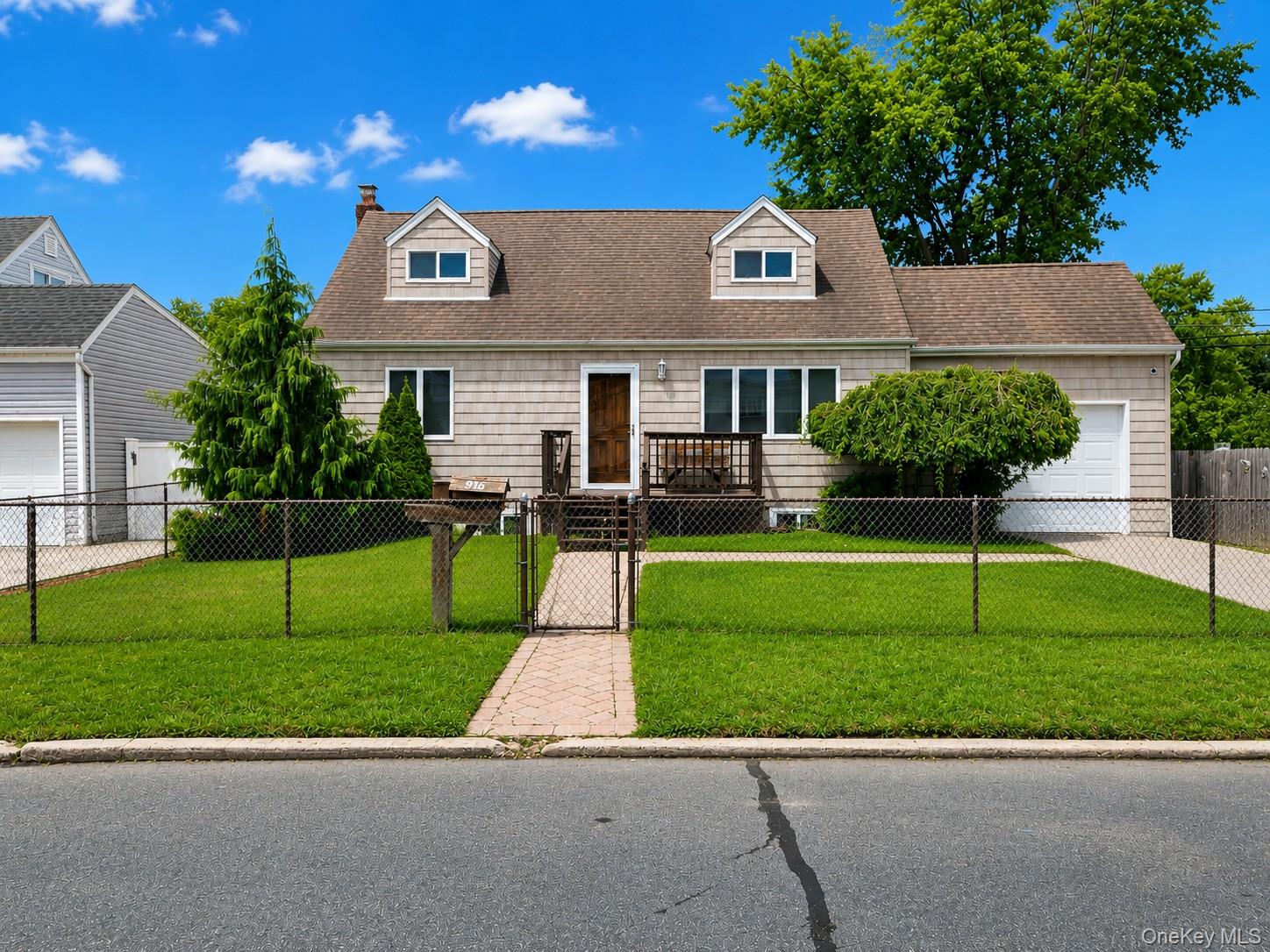 956 Hamilton Avenue, Lindenhurst