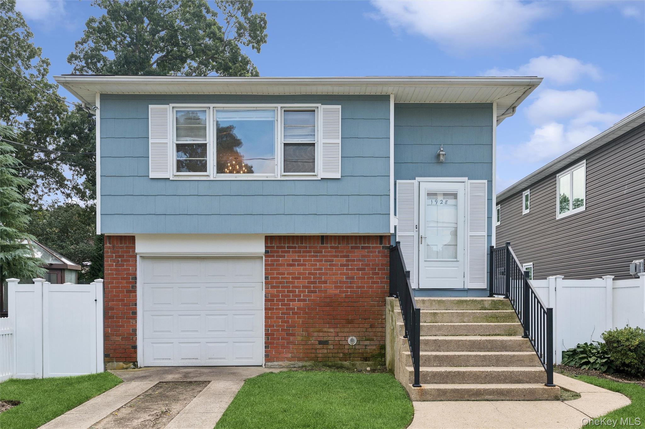 1928 Gormley Avenue — photo 2