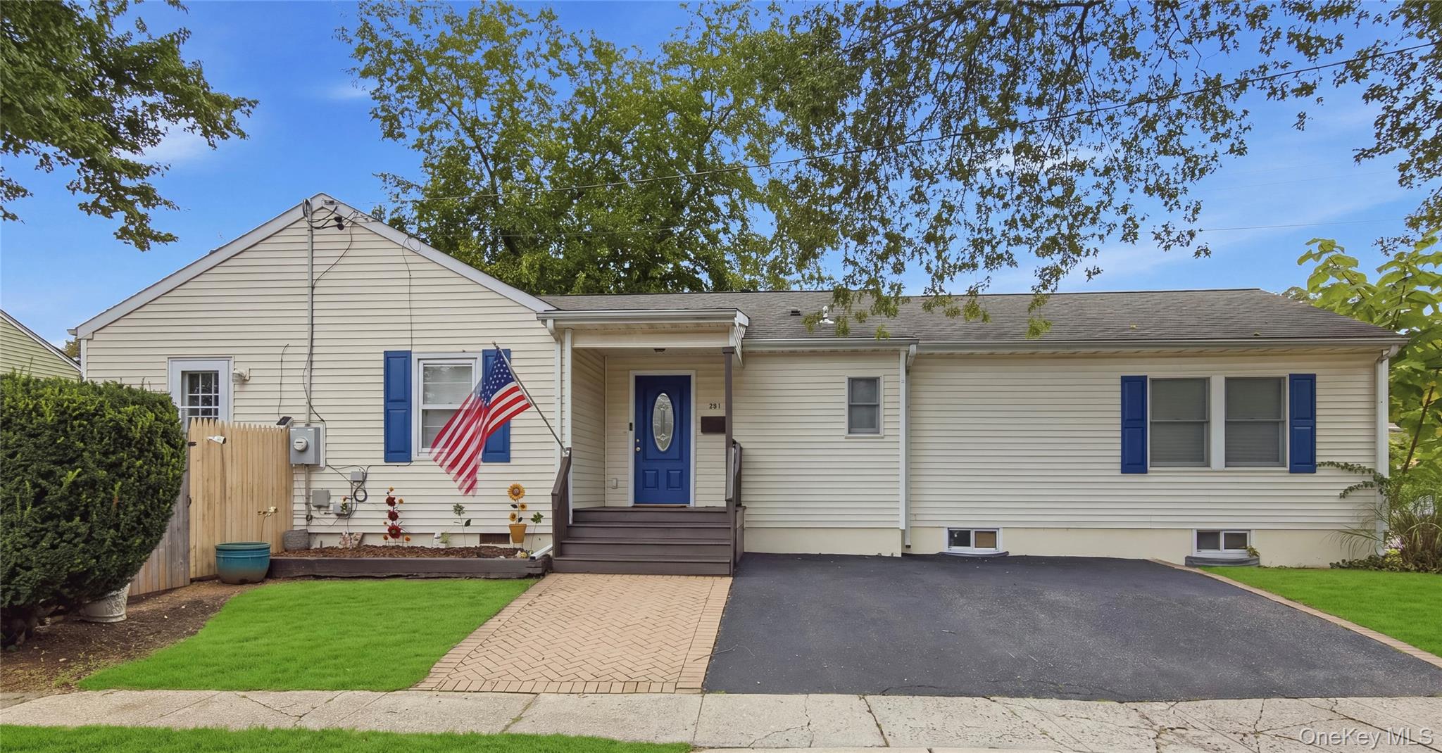 301 Laurel Road, Northport